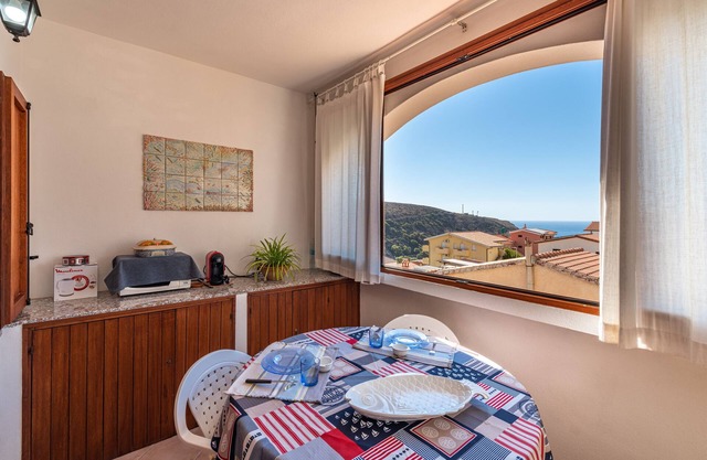 Apartamento 'Adriana's House' con vistas al mar, terraza privada y aire acondicionado.