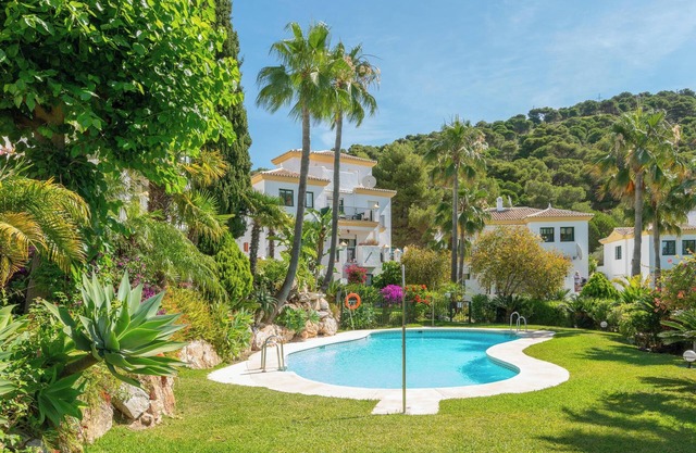 Apartamento Alhaurín Golf con vistas a la montaña, piscina, Wi-Fi, A/C, terraza y jardín