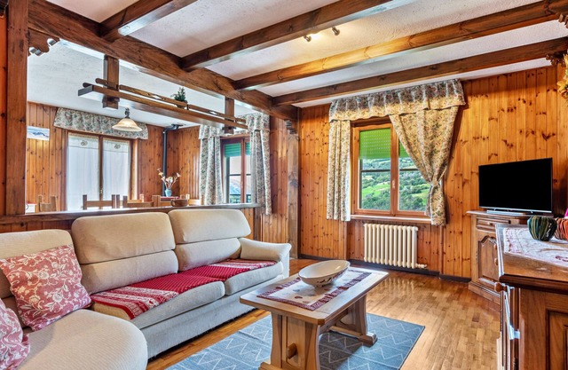 Apartamento 'Alloggio Chez Favre' con vistas a la montaña, jardín privado y Wi-Fi