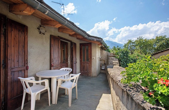 Apartamento 'Alloggio La Tour' con vistas a la montaña, jardín privado y balcón