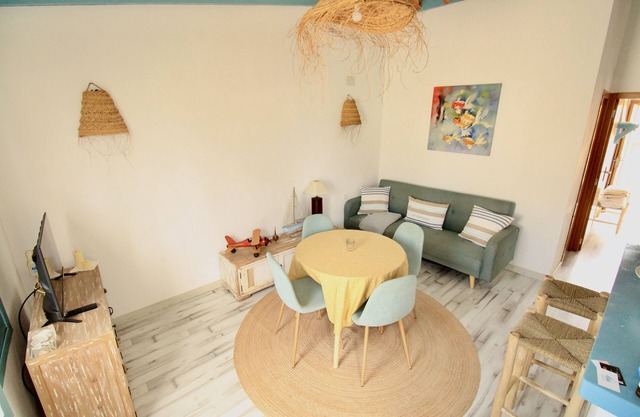 Apartamento 'Almadrava' con vistas al mar, terraza privada y aire acondicionado.