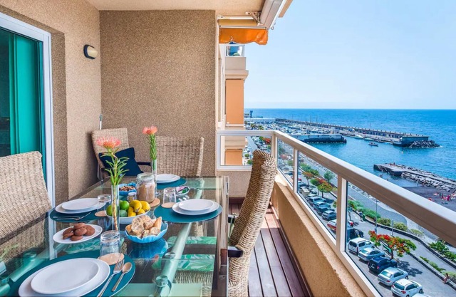 Apartamento 'Amplio apartamento en la playa' con vistas al mar y Wi-Fi