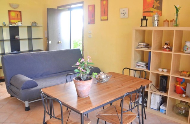 Apartamento en primera planta en villa con jardín, parking y wifi