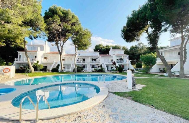 Apartamento 'Apartamento Lia Nuevo Con Piscina' con vistas al mar, Wi-Fi y aire acondicionado.