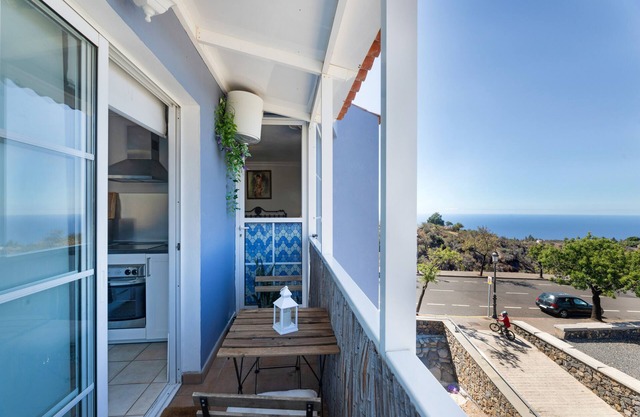 Apartamento 'El Almendro' con vistas al mar, balcón y Wi-Fi