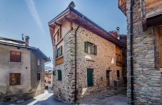 Apartamento "Appartamento Peio" con vistas a la montaña, chimenea y televisión
