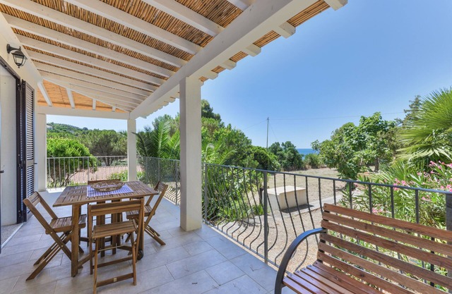 Apartamento 'Artistica 5' con vistas al mar, terraza compartida y aire acondicionado.