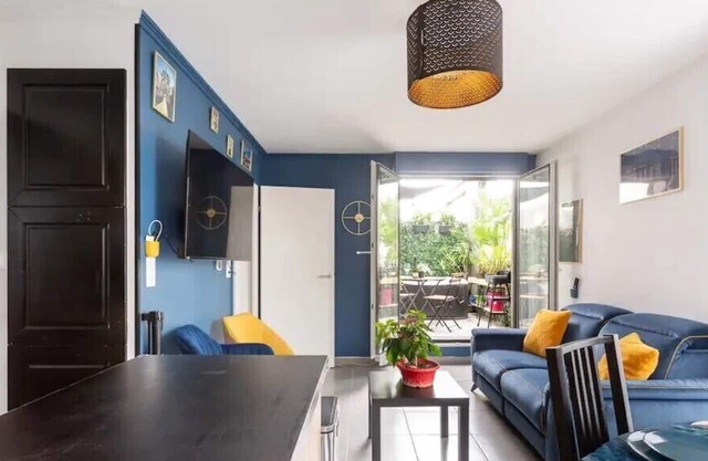 Apartment at the foot of the Tram station