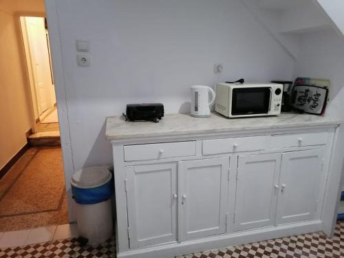 Apartment Atiki metro shared bathroom and kitchen
