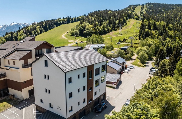 Apartamento 'Aux Pieds Des Pistes - Appt A' con vistas a la montaña, Wi-Fi y aire acondicionado