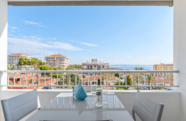Apartamento 'Beach Front Sea View Punta Prima' con vistas al mar, Wi-Fi y aire acondicionado.