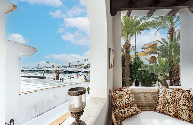 Apartamento 'Beautiful Frontline' con piscina compartida, Wi-Fi y aire acondicionado.