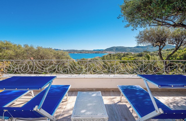 Apartamento 'Bella Vista Marinella 2' con vistas al mar, terraza, A/A y Wi-Fi