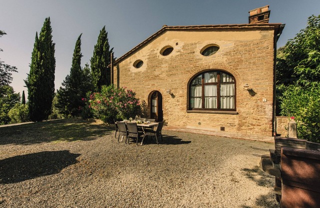 Apartment between Pisa and Florence in Farmhouse with Swimming Pool