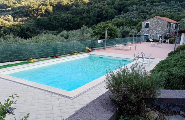 Apartamento "Bilocale Terra" con vistas a la montaña, piscina, Wi-Fi, A/A, terraza y jardín