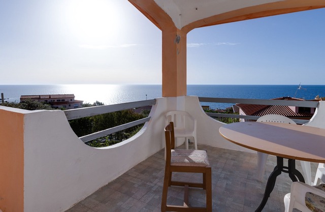 Apartamento "Buena Vista" con vistas al mar, terraza y jardín compartido