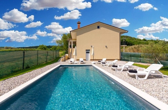 App Butoniga Nature with private pool