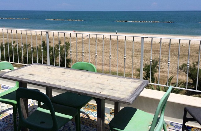 Apartamento junto al mar. Playa apta para niños, servicios, nueva.