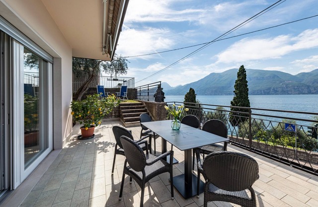Apartment 'Cà Granda Brenzone' with Lake View, Wi-Fi and Air Conditioning