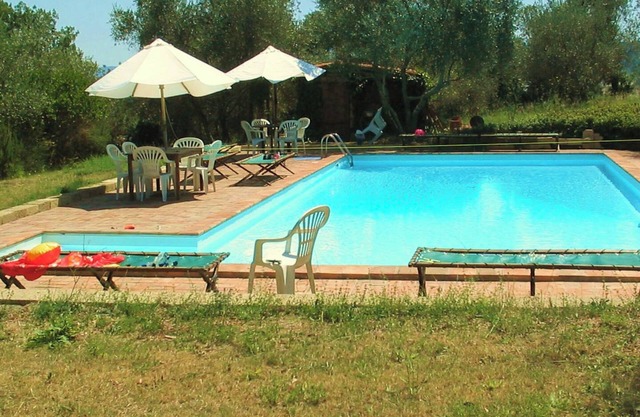 Apartamento 'Casa Gialla A Murlo' con piscina compartida, Wi-Fi y aire acondicionado