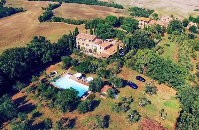 Apartment 'Casa Gialla A Murlo' with Shared Pool, Wi-Fi and Air Conditioning