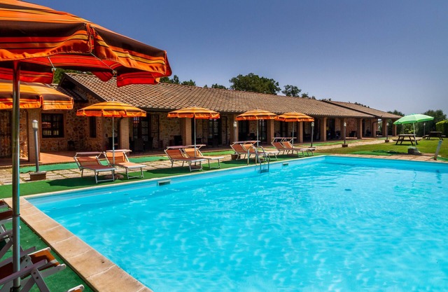 Apartamento 'Casa Vacanza Il Carpignone 1' con vistas al lago, piscina y jardín