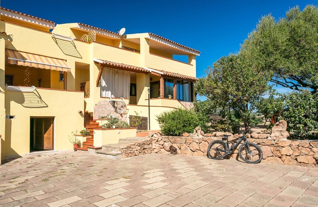 Apartamento "Casa Relax" con vistas a la montaña y al mar, jardín, Wi-Fi y terraza.