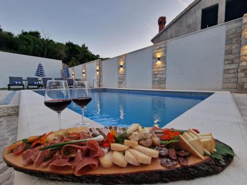 Apartment Casa Lumina - 5 minutes to the airport and centar all private