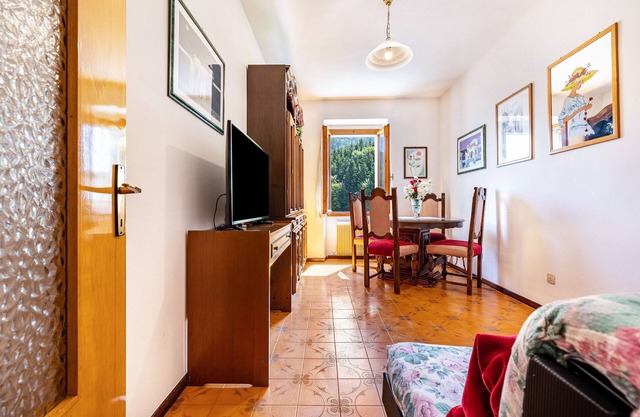 Apartamento 'Casa Nel Borgo Rose' con vistas a la montaña y jardín compartido