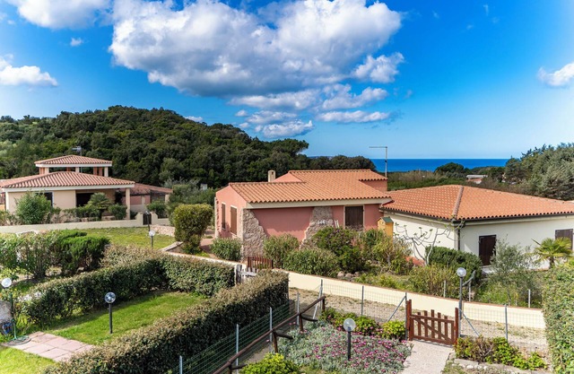 Apartamento "Casa Pineta" con espléndidas vistas al mar, jardín privado y aire acondicionado