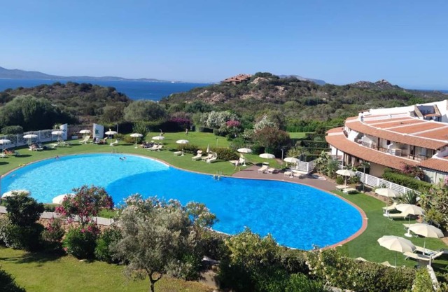Apartment 'Casa Vacanze Ciliegio' with Sea View, Shared Pool and Air Conditioning