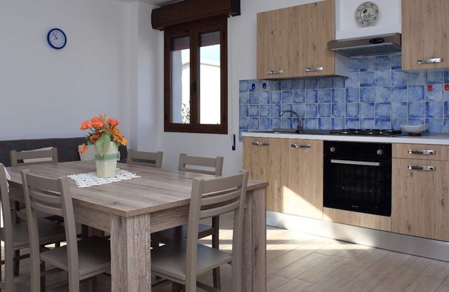 Apartamento "Casa Vacanze Irgoli" con vistas a la montaña, balcón y Wi-Fi