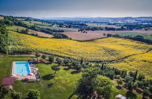 Apartamento con piscina en Corinaldo, a 10 km del mar.