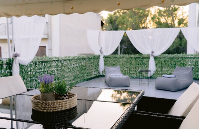Apartamento 'Chris with A Veranda' con terraza compartida, Wi-Fi y aire acondicionado.