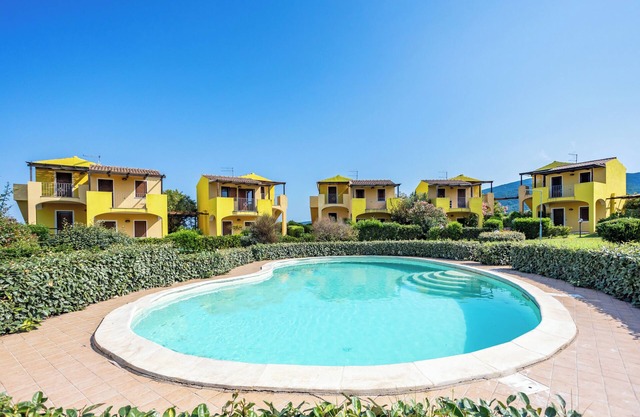 Apartamento "Corbezzolo" con vistas a la piscina, piscina compartida y aire acondicionado