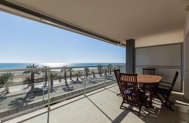 Apartamento 'Cubelles' con vistas al mar, Wi-Fi y aire acondicionado