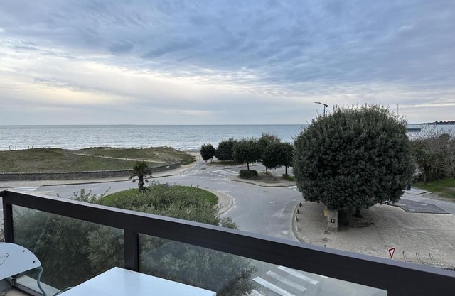 APARTMENT DAMGAN VUE MER