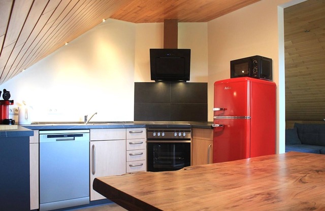 Apartamento moderno en Monschau con balcón y barbacoa
