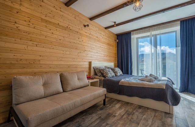Apartamento decorado con mucha madera, con impresionantes vistas a la montaña.