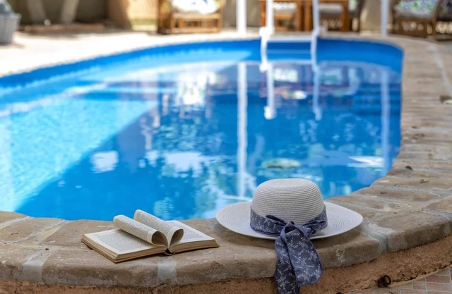 Apartamento 'Dependance Villa Endeavour' con vistas a la montaña, piscina compartida y Wi-Fi