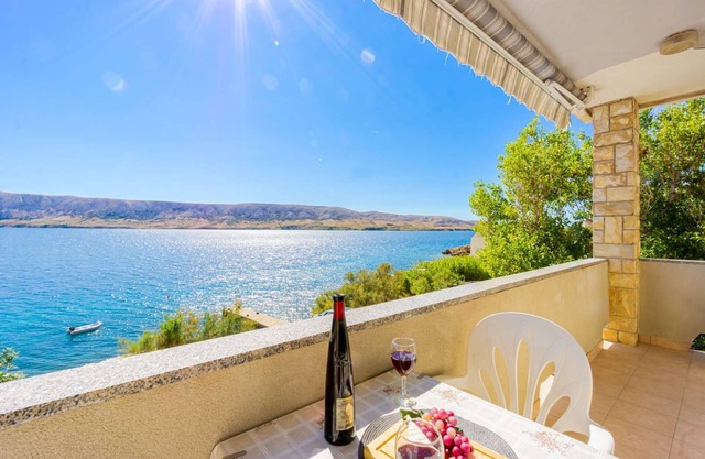 Apartment directly at the beach with sea view, free WiFi