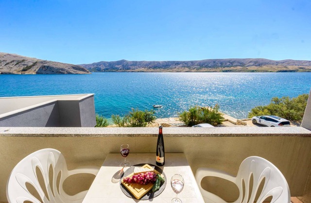 Apartment directly at the beach with sea view, free WiFi