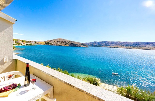 Apartment directly at the beach with sea view, free WiFi