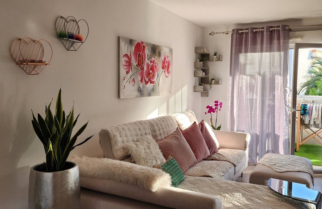 Apartment 'Domaine Des Cigales' with Shared Pool, Wi-Fi and Air Conditioning