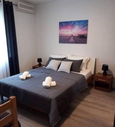 Apartment Dora-100m from the central beach