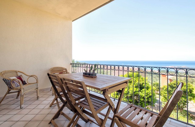 Apartamento 'Due Passi Dal Mare' con vistas al mar, jardín privado y aire acondicionado