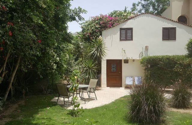 Apartamento dúplex con jardín privado, vista de palmeras, a 4 km de La Esfinge.