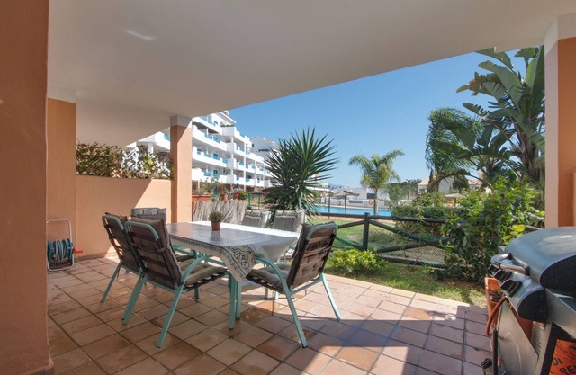Apartamento 'Duquesa Suites Golf y Jardines' con piscina compartida, Wi-Fi y aire acondicionado.