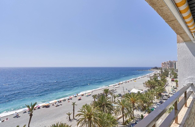 Apartamento 'El Rompeolas' con vistas al mar y Wi-Fi