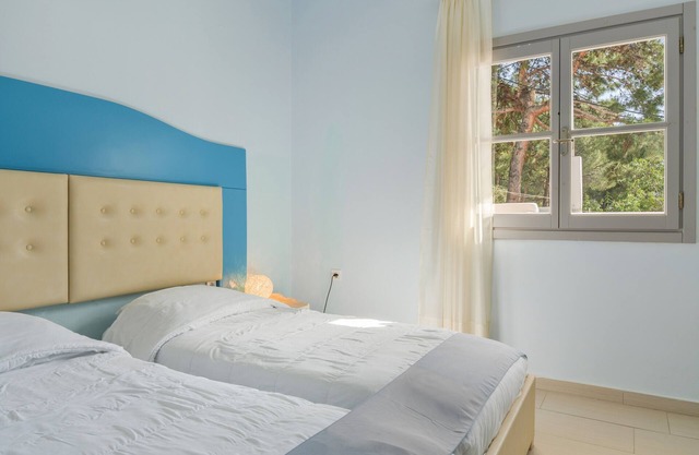 Apartamento 'Ermis Side Sea View' con jardín compartido, Wi-Fi y aire acondicionado.